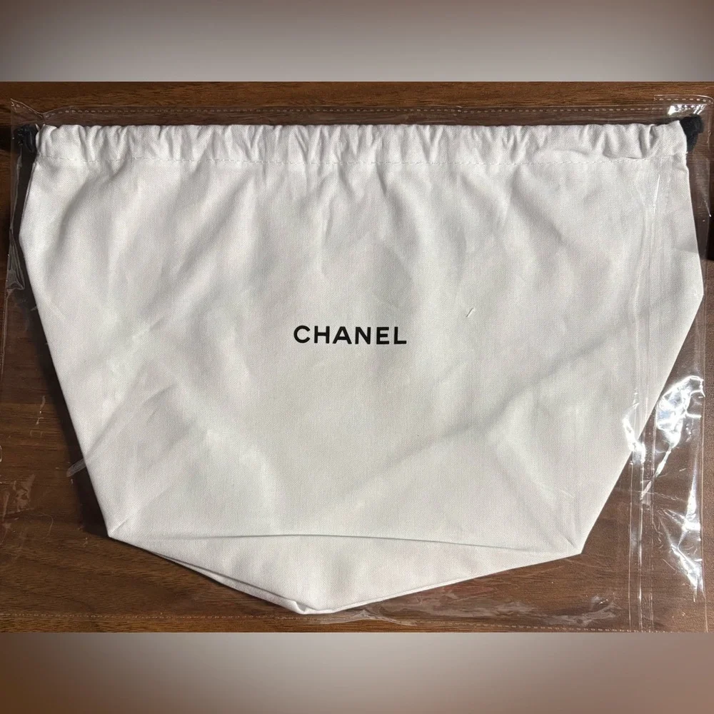 CHANEL Makeup Kabuki Brush w/Card Mirror and a Bonus Travel Bag - Picture 2 of 5